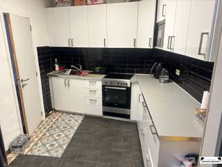 Charmante woning te Antwerpen met drie slaapkamers en een bewoonbare oppervlakte van circa 100 m². Deze degelijke stadswoning biedt een...