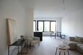 <p>Dit knappe appartement van 97 m² – pal naast het Van Goghplein – is volledig vernieuwd, superlicht en afgewerkt met oog voor detail.<br /><br />Dankzij de betonstructuur zit je hier stevig, letterlijk en figuurlijk.<br />Voeg daar binnenkort nog zonnepanelen op het dak aan toe en je zit ook op vlak van energiezuinigheid helemaal goed.<br /><br />Grote raampartijen aan de voorzijde zorgen ervoor dat de open leefruimte mooi oplicht!<br />De zwarte, strak ontworpen keuken met eiland maakt meteen indruk.<br />Verder zijn er achteraan 2 comfortabele slaapkamers, een stijlvolle badkamer met inloopdouche, een apart toilet en een heel gezellig, inpandig terras - perfect voor een koffie in de zon of een avondje relaxen.<br />En je jas? Die berg je netjes op in de ingemaakte kast in de inkomhal.<br /><br />Technisch zit je hier helemaal goed: conforme elektrische keuring, EPC-label B en alles splinternieuw.<br />Zorgeloos verhuizen noemen ze dat!<br /><br />Ben je op zoek naar een eigen plekje of eerder naar een investering? Dan is dit er eentje om te komen bekijken.<br /><br />Troeven:<br />- Elektrische keuring conform<br />- Inpandig terras<br />- Zonnepanelen op komst<br />- Energiezuinig & instapklaar<br />- Stad, sfeer & stijl om de hoek<br /><br />Wg, Vkr, Gvv, Gmo, Geen overstromingsgevoelig gebied</p>