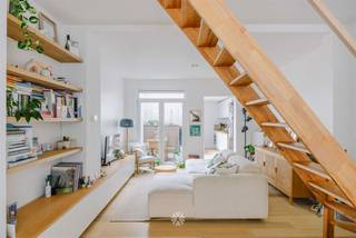 <p><span>LEDEBERG - Instapklare stadswoning met drie slaapkamers en gezellige buitenkoer nabij Gent</span></p><p><span> </span></p><p><span>Deze instapklare gerenoveerde rijwoning met drie slaapkamers en leuke buitenruimte is gelegen in de Langestraat 52.</span></p><p><span>Dankzij de strategische ligging bevindt u zich op korte afstand van het Centrum van Gent, met een ruim aanbod aan winkels, scholen en openbaar vervoer op wandel- en fietsafstand, en een vlotte aansluiting op de belangrijkste invalswegen.</span></p><p><span> </span></p><p><span>Enkele troeven: </span></p><ul><li><span>Centraal gelegen te Ledeberg, in de nabijheid van het openbaar vervoer, verbindingswegen en het centrum van Gent</span></li></ul><ul><li><span>Volwaardige slaapkamers</span></li><li><span>Polyvalente zolderkamer</span></li><li><span>Aangename buitenkoer</span></li><li><span>Ruime badkamer met ligbad en douche</span></li><li><span>Ideaal zowel als investering als eigen bewoning</span></li></ul><ul><li><span>EPC Label B, asbest veilig en conforme elektriciteit</span></li></ul><ul><li><span>Grondig en kwalitatief gerenoveerd</span></li></ul><p><span> </span></p><p><span>De indeling gaat als volgt:</span></p><p><span>De woning verwelkomt je in een ruime en lichtrijke leefruimte waar gezelligheid en comfort centraal staan. Dankzij de grote raampartijen geniet deze ruimte van een overvloed aan natuurlijk licht, wat zorgt voor een aangename en warme sfeer. Aansluitend bevindt zich de volledig geïnstalleerde keuken, die voorzien is van alle nodige toestellen en voldoende werk-en opbergruimte biedt. Vanuit de leefruimte heb je rechtstreekse toegang tot de gezellige binnenkoer.</span></p><p><span>Op de eerste verdieping bevindt zich een ruime slaapkamer met hoge plafonds, wat zorgt voor een extra gevoel van ruimte. verder vind je hier een comfortabele badkamer, uitgerust met zowel een douche als een ligbad. daarnaast zijn er aansluitingen voorzien voor een wasmachine en beschikt deze verdieping over een afzonderlijk gasten toilet.</span></p><p><span>De tweede verdieping telt twee volwaardige slaapkamers. Tot slot beschikt de woning over een ruime zolderverdieping die bereikbaar is via een vaste trap. Deze polyvalente ruimte kan volledig naar eigen wens benut worden.</span></p><p><span> </span></p><p><span>Belangrijk: </span></p><p><span>Richtprijs: 449.000 EURO</span></p><p><span>EPC label: 167 kWh/m²jaar</span></p><p><span> </span></p><p><span>Benieuwd naar deze eigendom? Neem contact op met Axel Lenaerts Makelaars voor een bezoek ter plaatse: <span>zoe@axellenaerts.be</span></span><span> of 09 245 24 24</span></p>