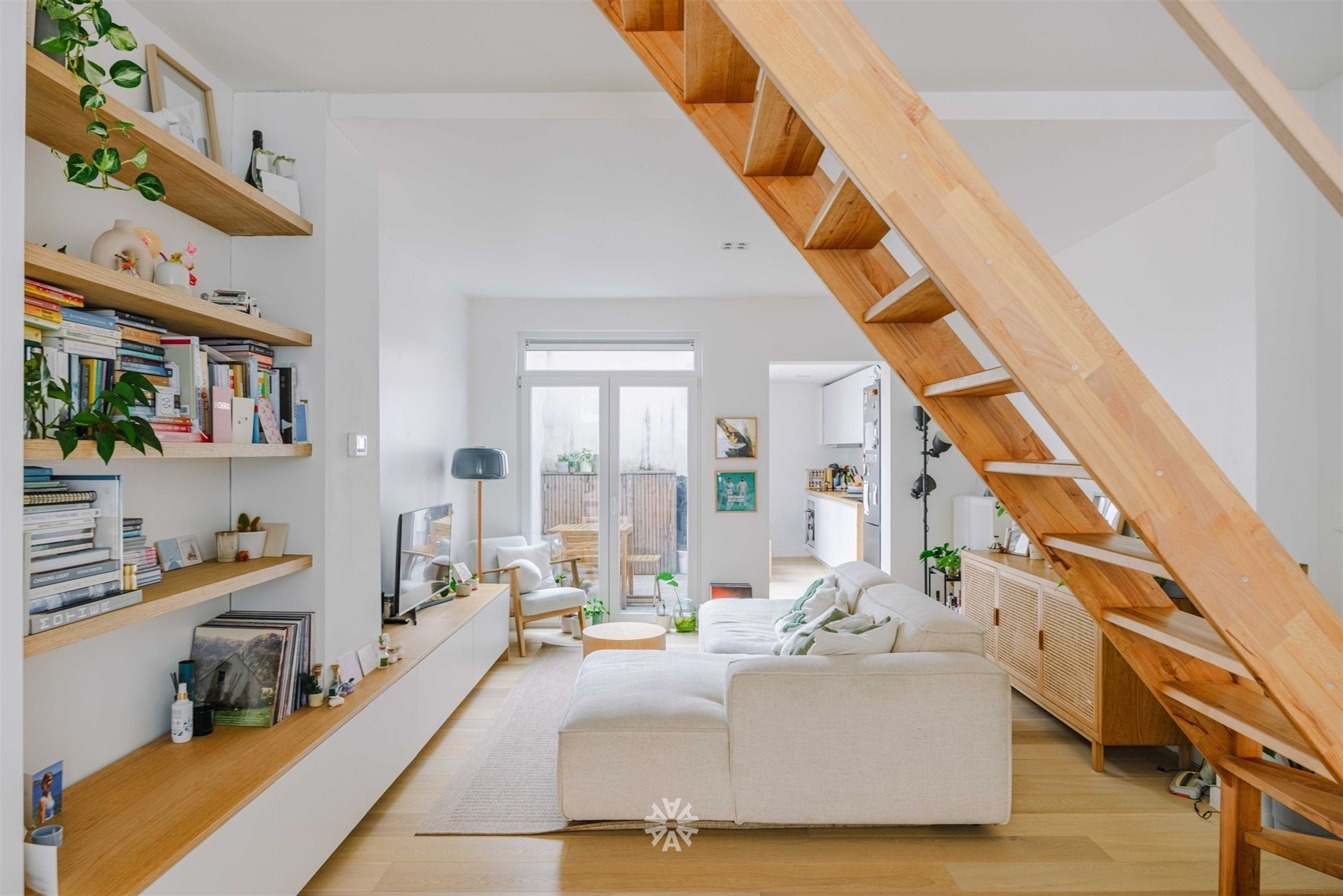 Instapklare woning met drie slaapkamers en gezellige buitenkoer. - foto 1