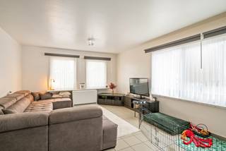 TE KOOP: ruim gelijkvloers appartement met 2 slaapkamers in Waregem!In een rustige, maar centrale buurt in Waregem (vlakbij invalswegen), bevindt...