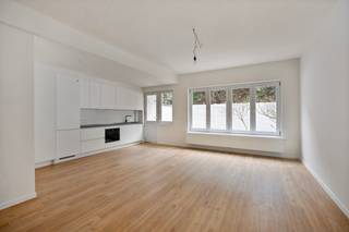 immo DAVID stelt voor: dit volledig gerenoveerde gelijkvloerse éénslaapkamerappartement met een aangename, zuidgerichte stadstuin. Het...