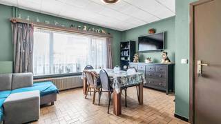Deze halfopen bebouwing uit 1973 is gelegen in de Korfbalstraat 7 te Koersel en beschikt over een praktische indeling met tal van mogelijkheden. De woning is momenteel verhuurd en heeft reeds verschillende vernieuwingen ondergaan, waaronder de vervanging van de ramen, de isolatie van de zoldervloer en de installatie van een condenserende gasketel. Ook de keuken werd vernieuwd.<br /><br />Op het gelijkvloers bevinden zich de inkomhal, de zithoek, de ingerichte keuken, een apart toilet en de garage. De trap leidt naar de verdieping, waar de nachthal toegang biedt tot drie slaapkamers en een badkamer met lavabo, toilet en douche. Daarnaast beschikt de woning over een zolder die momenteel dienstdoet als bergruimte, maar die mits de nodige aanpassingen verder kan worden ingericht en mogelijkheden biedt om extra slaapkamers te creëren.<br /><br />Buiten beschikt de woning over een voortuin en een overdekt terras. De woning is gelegen in een rustige, residentiële buurt in Koersel, deelgemeente van Beringen, met winkels, scholen en openbaar vervoer op vlotte afstand.<br /><br />Dankzij de praktische indeling, de reeds uitgevoerde vernieuwingen en de uitbreidingsmogelijkheden op zolder is deze woning het ontdekken waard, zowel voor eigen bewoning als voor wie op zoek is naar een investering met verhuurpotentieel.<br /><br /><strong>Troeven van de woning</strong>
<ul>
<li>Ramen vernieuwd na de opmaak van het EPC in 2021.</li>
<li>Zoldervloer geïsoleerd na de opmaak van het EPC.</li>
<li>Condenserende gasketel voor de centrale verwarming.</li>
<li>Vernieuwde keuken.</li>
<li>Zolder met mogelijkheden om verder in te richten en extra slaapkamers te creëren.</li>
<li>Gelegen in een rustige, residentiële buurt in Koersel.</li>
</ul>
<br />