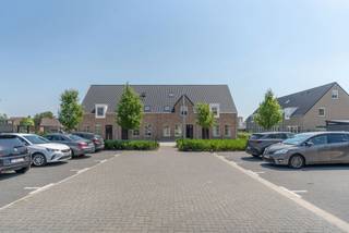 <p>Bent u opzoek naar een gloednieuwe woning waar u zonder zorgen kunt intrekken? Ontdek deze tot in de puntjes afgewerkte, energiezuinige woning, gelegen in een rustige en recent aangelegde woonwijk.</p>
<p><strong>Gelijkvloers<br /></strong>Bij binnenkomst wordt u verwelkomd in een verzorgde inkomhal met praktische ingemaakte kasten en een modern gastentoilet. De inkomhal leidt u naar de lichtrijke leefruimte, waar u geniet van aangenaam wooncomfort dankzij de mooie tegelvloer met vloerverwarming.</p>
<p>De open indeling zorgt voor een naadloze overgang naar de volledig uitgeruste keuken, voorzien van alle hedendaagse toestellen, waaronder een inductiekookplaat, combi-oven, koelkast en vaatwasser. De aangrenzende berging naast de keuken, met aansluiting voor wasmachine en droogkast, maakt het praktische geheel compleet.</p>
<p>Vanuit de leefruimte heeft u directe toegang tot het terras en de achtertuin. Er wordt nog een achterom gerealiseerd, zodat de tuin ook langs de achterzijde bereikbaar is. Daarnaast wordt er in de tuin nog een extra berging voorzien.</p>
<p><strong>Eerste verdieping<br /></strong>Via de trap bereikt u de eerste verdieping, waar zich drie volwaardige slaapkamers bevinden, allen afgewerkt met een laminaatvloer en comfortabele vloerverwarming. De modern ingerichte badkamer is uitgerust met een dubbele wastafel, een inloopdouche, een comfortabel ligbad, een tweede toilet en vloerverwarming. Een extra berging op deze verdieping biedt bijkomende opslagruimte.</p>
<p><strong>Zolder<br /></strong>Een vaste trap brengt u naar de verrassend ruime zolderverdieping. Deze ruimte is ideaal als extra berging, maar kan eventueel ook worden ingericht als extra kamer.</p>
<p>Deze woning is ontworpen met de toekomst in gedachten. Dankzij de warmtepomp en zonnepanelen behaalt de woning een uitzonderlijk laag E-peil, wat resulteert in een minimale energiefactuur. Bovendien draagt de regenwaterrecuperatie, aangesloten op de toiletten, wasmachine en buitenkraan, bij aan een duurzame levensstijl en een lagere waterrekening.</p>
<p>Rondom de woning is voldoende parkeergelegenheid voorzien. Gelegen in een recent aangelegde woonwijk combineert deze woning een centrale ligging met een rustige omgeving. Bovendien bevindt zich een speeltuintje in de buurt. Samen met alle voorzieningen binnen handbereik maakt dit van de woning een aangename plek om te wonen voor jong en oud.<br /><br />Wacht niet langer en plan vandaag nog uw bezoek. Dit is een unieke kans die u niet wilt missen!<br /><br />* Nieuwbouw - EPC Bouw nog niet beschikbaar, EPB-aangifte in opmaak.<br />Verwacht energiepeil/label A+.</p>