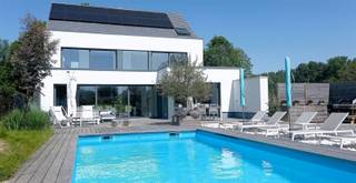 Droomt u van ruimte, luxe en rust te midden van het groen? Dan is deze uitzonderlijke designvilla precies wat u zoekt. Gelegen op een prachtig...