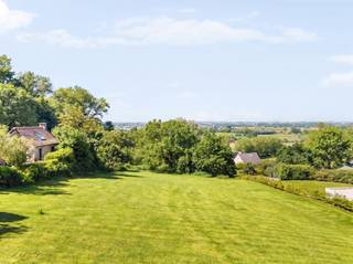 Deze prachtige bouwgrond van 2157m2 is prachtig gelegen, in één van de mooiste straten van Ronse, aan het Muziekbos, en genietend van een weids zicht. Geniet van alle rust en groen, unieke verzichten, en bouw uw eigen zuid-westgerichte villa naar smaak.UNIEKE KANS. Info: guido@immobeguin.be