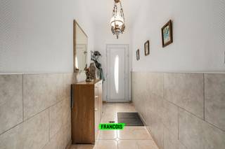 Gelegen in het hart van Vilvoorde, bevindt zich deze instapklare en charmante woning met een bewoonbare oppervlakte van 165 m² (volgens EPC), op een perceel van 148 m².<br /><br />Bij het betreden van de woning wordt u verwelkomd in een royale inkomhal met gastentoilet die toegang geeft tot de gezellige leefruimte met houtkachel. Aansluitend vindt u een volledig uitgeruste keuken met directe toegang tot het terras en de aangename, oost gerichte tuin. Deze tuin is mooi uitgestrekt en beschikt achteraan over een tuinhuis en een stenen barbecue, perfect om te genieten van zonnige dagen. Op het gelijkvloers bevindt zich tevens een recent vernieuwde badkamer met inloopdouche en lavabo.<br /><br />Op de eerste verdieping bevinden zich twee volwaardige slaapkamers, een dressing/bureau en een tweede badkamer met ligbad, toilet en lavabo. De tweede verdieping telt nog twee extra slaapkamers, waarvan één toegang biedt tot de zolderruimte.<br /><br />Divers: Kelder aanwezig met aansluiting tot wasmachine, elektriciteit niet conform( 1 elektriciteitsmeter), verwarming op aardgas (2 condensatieketels voor verwarming en warm water (2 gasmeters), waterverzachter aanwezig, Houten raamprofiel met dubbele beglazing, parket en tegelvloeren, manuele rolluiken, Dak (mansardedak + roofing) in goede staat en geïsoleerd met glaswol<br /><br />Deze woning combineert ruimte, comfort en een centrale ligging, ideaal voor gezinnen of wie op zoek is naar een woning met veel potentieel in een levendige omgeving.<br /><br />