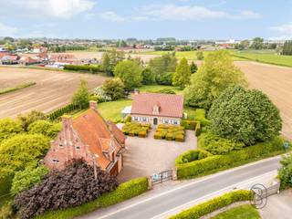 Charmante woning met groot bijgebouw (atelier) en 2 garages, op 5737m2, zeer goed gelegen qua bereikbaarheid, doch genietend van prachtige zichten rondom.
Op zoek naar een ruime en karaktervolle eigendom op een mooie ligging?
Indeling; inkom en traphal, apart toilet, gezellige lichtrijke leefruimte (uitgevend op de magnifieke tuin), toffe veranda, keuken met extra ontbijthoek, bijkeuken/berging, handige kelder.
Op het gelijkvloers bevindt zich nog een slaapkamers/bureau en ene badkamer. Op het verdiep: 3 slaapkamers en badkamer.
Praktisch bijgebouw: leuk atelier met zoldergedeelte, 2 garages en tuinberging.
Buiten geniet u van een prachtige, verzorgde tuin met vijver waar groen en privacy centraal staan.
Mogelijkheid om de aanpalende weide eveneens aan te kopen, wat extra opportuniteiten biedt voor wie op zoek is naar nog meer ruimte en groen.
De ideale eigendom voor wie op zoek is naar ruimte, groen en comfort op een gegeerde locatie.
Interesse? arne@immobeguin.be