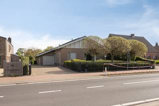 Indeling als volgt:GELIJKVLOERS:- Inkomhal op tegelvloer met handige ingemaakte vestiaire kasten.- Twee volwaardige slaapkamers van resp. ca. 13...