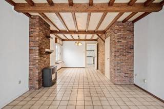 Te renoveren woonhuis met 3 slaapkamers op ca. 497 m².Indeling en omschrijving:U komt deze te renoveren gezinswoning binnen via de woonkamer. Van...