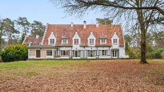 Standingvolle villa op een mooi perceel van 53 are met tuin en bos in een rustige en residentiële straat. West georiënteerd.<br />Omvat: 80m² diverse kelders, 2 inkomhallen, vestiaire, wc, zeer ruime living 93m² + veranda 21m², keuken met ontbijthoek, wasplaats-berging, 2 garages, 3 bad-of douchekamers, 7 slaapkamers (32m² met dressing - 20m² - 13m² - 12m² - 11m² - 10m² - 10m²), kitchenette.<br />Hoger via uitschuifladder: bergzolder 75m².<br />CV-mazout - verwarmingsketel van 2012. EPC 560 kWh/m² - energielabel F - UC3756046-RES-1.<br />Bouwjaar: 1955 - dient gerenoveerd te worden.<br />De villa is tevens geschikt voor wonen met inwonende familie of conciërgewoonst.<br />Totale vloeroppervlakte: 520m² + kelder 80m² + zolder 75m². Ki: 4.604 euro.<br />Stedenbouwkundige info: woonpark = residentieel woongebied - vergunning uitgereikt - niet gelegen in een verkaveling - geen voorkooprecht ruimtelijke ordening - geen rechterlijke herstelmaatregel of bestuurlijke maatregel opgelegd.<br />Geen risicozone voor overstromingen - gebouwscore A - perceelscore A en bos achteraan perceelscore B (pluviaal).<br />PREMIES voor renovatie: informatie over premies en financiële steun bij de renovatieverplichting kan u raadplegen op de website https://www.vlaanderen.be/een-huis-of-appartement-kopen/renovatieverplichting-voor-residentiele-gebouwen . Renovatieverplichting: kopers van woningen met een EPC-label F worden verplicht om binnen de 6 jaar na datum notariële akte de woning energetisch te renoveren tot minimum energielabel D = EPC 400 kWh/m² of beter.<br />