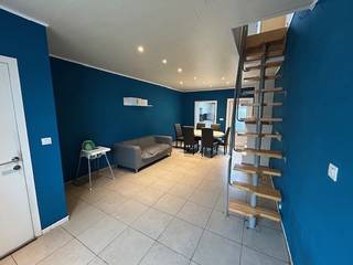 Deze<span><strong> rijwoning</strong></span> biedt potentieel voor wie op zoek is naar een <span><strong>betaalbare thuis !</strong></span><br />Bij het binnenkomen kom je terecht in een kleine hal, ernaast tref je de <span><strong>leefruimte</strong></span> aan, met <span><strong>aansluitend de keuken die uitgeeft op de achtergelegen badkamer, voorzien van een douche en lavabo. Een apart toilet zorgt voor extra comfort. </strong></span><br />Op de <span><strong>bovenverdieping</strong></span> bevinden zich <span><strong>2 slaapkamers </strong></span>en een <span><strong>zolderkamer die perfect kan dienen als extra slaapruimte</strong></span>, <span><strong>bureau of hobbykamer</strong></span>. <br />Achteraan de woning bevindt zich een<span><strong> handige berging, bereikbaar via een praktische uitweg</strong></span> langs de achtergelegen straat – ideaal voor het veilig stallen van fietsen of extra opslagruimte<br />De woning is gelegen <span><strong>op slechts 2 kilometer van het centrum van Deerlijk</strong></span>, waardoor alle voorzieningen makkelijk bereikbaar zijn !<br />Een<span><strong> ideale starterswoning of interessante investering om te verhuren !</strong></span><br /><span>EPC : 212 en UC : 3007140<br />Meer info of een bezoek ? <u>Peter Taelman : 0496/176878 of peter@immotaelman.be</u></span>