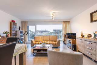 Te koop: stijlvol gerenoveerd appartement in het centrum van Sint-Idesbald, op wandelafstand van zee, duinen en alle voorzieningen.Dit zongerichte...