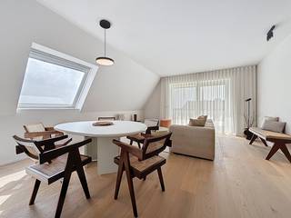 Exclusieve penthouse op de 8e verdieping met een uitzonderlijk en panoramisch uitzicht over het duinen en natuurgebied van Nieuwpoort-Bad. Gelegen op een unieke toplocatie, op wandelafstand van de zee, winkels en openbaar vervoer.<br />Dit recent gerenoveerde appartement werd met oog voor detail afgewerkt en biedt een stijlvolle, hedendaagse woonbeleving.<br />De indeling omvat een inkomhal met apart toilet, een moderne badkamer met inloopdouche en twee slaapkamers, waarvan één met vrijstaand ligbad. De lichtrijke leefruimte met open keuken geeft uit op het zuidgerichte terras, waar u geniet van een uniek panorama over de omliggende natuur.<br />Mogelijkheid tot aankoop van een gunstig gelegen garagebox in het ondergronds complex