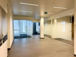 Deze veelzijdige commerciële ruimte, gelegen op het gelijkvloers en voorzien van een opvallend brede vitrine, is uitermate geschikt voor uiteenlopende handelsactiviteiten zoals een kantoor, winkel of dienstverlenend bedrijf. Dankzij de ligging aan de levendige Leien, vlak bij het Justitiepaleis, geniet het pand van een uitstekende bereikbaarheid. Dit alles inclusief vijf autostaanplaatsen.