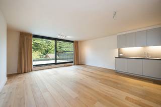 1STE VERDIEPINGInkomhal 5m² op parket met gastentoilet en handenwasser.Woonkamer 36m² op parket met schuifraam naar terras 23m² op tegel.Volledig...