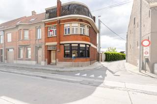 Bent u op zoek naar een stijlvolle woning met karakter, ruimte én een centrale ligging? 🏡<br />Dan zal deze charmante halfopen bebouwing in de Oudenaardestraat te Vichte u meteen weten te bekoren.<br /><br /><strong><u>📍 Ligging</u></strong><br />De woning is centraal gelegen in Vichte, een deelgemeente van Anzegem. Dankzij de vlotte verbindingen richting Waregem, Deerlijk, Oudenaarde en Kortrijk geniet u hier van een uitstekende bereikbaarheid 🚆🚗. Winkels, scholen, openbaar vervoer en andere voorzieningen bevinden zich op korte afstand, terwijl u toch kan genieten van een aangename woonomgeving.<br /><br />Deze deels gerenoveerde herenwoning combineert authentieke elementen met hedendaags comfort en biedt een bewoonbare oppervlakte van maar liefst 151 m² op een perceel van 403 m². Dankzij de hoge plafonds, de mooie inkomhal en de stevige, kloeke constructie ademt deze woning charme en kwaliteit. ✨<br /><br />Bij het binnenkomen wordt u verwelkomd in een statige inkomhal die meteen de elegante herenhuisstijl van de woning benadrukt. De lichtrijke leefruimtes sluiten naadloos aan op de nieuwe, moderne keuken 🍽️ — ideaal voor wie houdt van comfortabel wonen met een hedendaagse toets.<br /><br />Op de verdieping bevinden zich 3 volwaardige slaapkamers 🛏️🛏️🛏️. Bovendien beschikt de woning over een ruime zolder die bereikbaar is via een vaste trap — perfect als extra slaapkamer, hobbyruimte of bureau 💼🎨. De woning biedt dan ook nog heel wat potentieel voor wie extra ruimte wenst te creëren.<br /><br />Buiten geniet u van een aangename tuin met terras 🌿☀️ waar het heerlijk vertoeven is in alle rust. De garage 🚗 vormt een extra troef en zorgt voor praktisch comfort.<br /><br />🔑<u><strong> Troeven van deze woning:</strong></u><br />✔️ Halfopen bebouwing met karaktervolle herenhuisstijl<br />✔️ Mooie authentieke elementen en hoge plafonds<br />✔️ Ruime zolder bereikbaar via vaste trap<br />✔️ Garage aanwezig 🚘<br />✔️ Tuin met terras 🌳<br />✔️ Solide en kloeke constructie<br />✔️ Centrale ligging met vlotte bereikbaarheid 📍<br />✔️ Instapklaar én veel potentieel ✨<br /><br />💛 Een unieke kans voor wie op zoek is naar een karaktervolle woning met ruimte, charme en toekomstmogelijkheden. Bel <strong>IGOR +32 494 81 48 13</strong> of <strong>igor@vastgoedcanniere.be. </strong><br />
