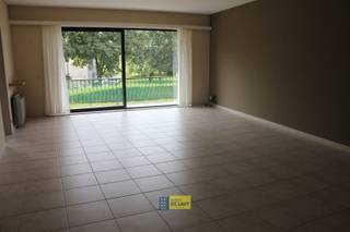 <p>Dit charmante appartement van 125m² is gelegen in Wilrijk en biedt een ideale combinatie van ruimte en comfort. Het pand beschikt over twee ruime slaapkamers, perfect voor een klein gezin of als kantoor, en een volledig uitgeruste badkamer met dubbele wastafel en bad.</p><p>De woonkamer is bijzonder aantrekkelijk met grote ramen die uitkijken op groene omgeving, wat voor veel natuurlijk licht en een aangename, serene sfeer zorgt. Er is ook een zonnig balkon, ideaal voor ontspanning en genieten van het buitenleven. De goed ingerichte keuken met raam biedt voldoende werkruimte en bergruimte dankzij de aangesloten berging.</p><p>Het appartement ligt in een goed onderhouden gebouw met groene omgeving. De locatie is uitstekend; u bevindt zich dicht bij scholen, winkels en essentiële voorzieningen. De gemeenschappelijke ruimten zijn verzorgd en de buurt is rustig en veilig.</p><p>Ondergrondse parkeerplaats verplicht mee aan te kopen voor €15.000.</p><p>Het appartement is praktisch ingedeeld en biedt alle nodige comfort voor een comfortabel woongenot. Dit is een uitstekende kans voor starters of investeerders die op zoek zijn naar een goed onderhouden eigendom op een aantrekkelijke locatie.</p><p>Benieuwd? Maak snel uw afspraak op www.immodelaet.be of op 036440088</p>