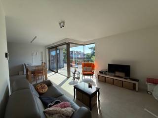 <strong>Stijlvol gemeubeld 1-slaapkamerappartement in nieuwbouwproject Amoer - Vlak bij het centrum van Hasselt</strong><br /><br />Dit lichtrijke appartement combineert comfort, stijl en functionaliteit:<br />- volledig uitgeruste keuken<br />- leefruimte met grote raampartijen<br />- slaapkamer met ensuite badkamer<br />- berging/wasplaats<br />- elektrische gordijnen<br />- volledig gemeubeld.<br />Daarnaast geniet je als bewoner van het project van een prachtige aangelegde gemeenschappelijke tuin. Een stille oase in de stad.<br /><br /><span>Voor</span><strong><span> </span>meer informatie of een bezoek ter plaatse</strong><span>, klik je op onze website </span><strong>www.jansenrealestate.be</strong><span> bij het pand op de knop </span><strong>'bezoek aanvragen'.</strong><br /><br /><span>wij </span><strong>ontzorgen<span> </span></strong><span>je ook voor de</span><strong><span> </span>verkoop</strong><span> van je </span><strong>huidige woning!</strong><span> Voor meer uitleg helpen we je graag verder.</span>