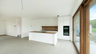 <span>Gelegen in het landelijke Lapscheure, een deelgemeente van Damme, bevindt dit woonproject zich in een rustige en landelijke omgeving. Het erf grenst aan de kerk van Lapscheure en aan drie monumentwoningen die worden gerestaureerd. De combinatie van het rustig landelijke karakter van het dorp, samen met de vlotte bereikbaarheid naar de centrumsteden, Damme en Knokke-Heist, maakt deze ligging zo aantrekkelijk.<br /><br /><strong>Woning 6</strong></span><br />223 m² woonoppervlakte · 223 m² perceel · 3 slaapkamers · 754.000 €<span> (excl. verkooprechten, btw en kosten). </span><br /><br />Een vrije zijgevel zorgt voor extra daglicht. Het perceel van 223 m² houdt het onderhoud beperkt.<br /><br />Gelijkvloers: inkomhal, leefruimte, eet- en kookplaats, gastentoilet, tuin- en fietsberging en inpandige garage met bijkomende staanplaats. Verdieping: drie slaapkamers, badkamer, dressing, apart toilet en technische ruimte. Daarboven de zolder als bergruimte.<br /><br />Gelijkvloers: inkomhal, leefruimte, eet- en kookplaats, gastentoilet, tuin- en fietsberging en garage.<br />Verdieping: drie slaapkamers, twee badkamer, apart toilet, technische ruimte. <br /><span>De zolder kan vrij ingevuld worden met extra slaapkamers, hobbyruimte of als bergruimte.</span><br /><br /><span>De woning wordt wind- en waterdicht opgeleverd met volledige ruwbouw, dakopbouw en buitenschrijnwerk.<br /><br />Heeft u interesse in deze woning? Contacteer ons via 050 60 60 78 of info@immonano.be. </span>