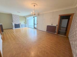 Op een uitzonderlijke locatie, aan het charmantste pleintje van de stad, bevindt zich dit karaktervolle en RUIM gelijkvloerse appartement met...