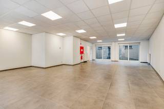 Bent u op zoek naar een commerciële locatie met een professionele uitstraling? Deze gelijkvloerse kantoorruimte van 85 m² met een brede gevel is uitstekend gelegen in de Lostraat te Aalter. Het pand is instapklaar en biedt diverse invulmogelijkheden (eventueel ook handelsbestemming, mits bestemmingswijziging).<br /><br />*Indeling: Lichtrijke kantoorruimte met eigen keuken en sanitair (wc).<br />*Afwerking: Duurzame tegelvloer, kwalitatief schrijnwerk met ventilatieroosters en centrale verwarming op aardgas.<br />*Nutsvoorzieningen:Aparte tellers voor water, gas en elektriciteit (volledig eigen verbruik).<br />*Buitenruimte: Toegang tot een gezellige gemeenschappelijke koer/patio (38 m²), gedeeld met de bovenliggende appartementen.<br />*Extra opslag:Bijhuren van bijkomende opbergruimte in de achtergelegen berging is bespreekbaar.<br /><br />*Beschikbaarheid / Ingang: Bespreekbaar (snel beschikbaar).<br />*Staat: Volledig instapklaar.<br />*Ligging: Uitstekende bereikbaarheid en visibiliteit.<br />*Huurwaarborg: 3 maanden huur.<br />*Onroerende voorheffing: € 100/maand (forfaitair).<br /><br />Interesse?<br />Aarzel niet om contact met ons op te nemen voor meer informatie of om een bezoek in te plannen voor dit bedrijfsvastgoed in Aalter!
