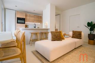 In de standingvolle residentie <strong>Les Dauphins in Oostende</strong> bevindt zich dit volledig vernieuwde appartement van 53 m², gelegen op de <strong>6de verdieping</strong> en genietend van een <strong>aangenaam zijdelings zicht op zee</strong>.<br />Dankzij de stijlvolle afwerking, de praktische indeling en de verzorgde uitstraling is dit appartement een ideale keuze als tweede verblijf aan de Belgische kust, vaste woonst of interessante investering.<br /><br /><strong>Lichtrijke woonkamer met zijdelings zicht op zee</strong><br />De aangename woonkamer biedt een mooi zijdelings zicht op zee en vormt de perfecte plek om te ontspannen en te genieten van de unieke sfeer van de kust.<br />De ruimte sluit naadloos aan op de moderne, open keuken en creëert zo een eigentijdse en gezellige leefomgeving.<br /><br /><strong>Volledig ingerichte open keuken</strong><br />De stijlvolle open keuken met balkon is volledig ingericht en voorzien van de nodige toestellen, waaronder een kookplaat met geïntegreerde dampkap, oven, vaatwasmachine enz.<br />De moderne vormgeving en praktische inrichting zorgen voor optimaal gebruiksgemak en een harmonieus geheel met de leefruimte.<br /><br /><strong>Ruime slaapkamer en moderne badkamer</strong><br />Het appartement beschikt over één ruime slaapkamer, ideaal voor een comfortabel verblijf aan zee.<br />De badkamer is uitgerust met een instapdouche, lavabo en toilet en sluit perfect aan bij de vernieuwde uitstraling van het appartement.<br /><br /><strong>Verzorgde residentie met vernieuwde gemeenschappelijke delen</strong><br />Residentie Les Dauphins, gebouwd in 1962, staat bekend om haar standingvolle karakter en wordt bijzonder goed onderhouden.<br />Ook de gemeenschappelijke delen werden aangepakt en vernieuwd, waaronder de gevels, het dak, de inkomhal en de lift. Dit draagt bij aan de verzorgde uitstraling en het aangename wooncomfort van de residentie.<br /><br /><strong>Interessante troeven en praktische informatie</strong><br /><span><strong>Bewoonbare oppervlakte:</strong> 53 m²</span><br /><span><strong>Bouwjaar:</strong> 1962, totaalrenovatie : 2026<br /><strong>EPC: B </strong></span><br /><span><strong>Kadastraal inkomen (KI):</strong> € 775</span><br /><span><strong>Elektriciteit:</strong> positieve elektrische keuring</span><br /><span><strong>Inrichting:</strong> mogelijkheid tot overname van de volledige inrichting</span><br /><br /><strong>Ideaal als tweede verblijf, vaste woonst of investering aan zee</strong><br />Bent u op zoek naar een instapklaar appartement te koop in Oostende, met <strong>zijdelings zeezicht, een moderne afwerking</strong> en gelegen in een verzorgde residentie? Dan is dit vernieuwde appartement in Les Dauphins zeker een bezoek waard.<br /><br />De mogelijkheid om de volledige inrichting over te nemen, maakt het bovendien extra interessant voor wie zonder zorgen wil genieten van een eigen stek aan zee.<br /><br /><strong>Ontdek dit charmante appartement in Oostende en laat u verrassen door de combinatie van comfort, stijl en zijdelings zeezicht.</strong><br /> 