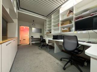 Te huur: handelspand met gunstige commerciële ligging op de ring van Aalst! Deze handelsruimte bestaat uit een winkelruimte, bureel, magazijn...