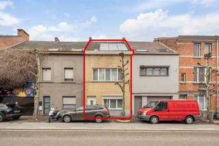 Deels gerenoveerde woning met stadstuin op een westelijk georiënteerd perceel van 2a60ca, gelegen tussen de kleine en de grote ring, op enkele passen van Hasselt centrum. Bewoonbare oppervlakte ong. 170m² (Volgens EPC attest d.d. 02/02/2022). <br /><br />INDELING: GELIJKVLOERS: Inkomhal, woon- en eetkamer en keuken met toegang tot het terras en de stadstuin;<br />EERSTE VERDIEPING: badkamer met douche, lavabo; drie slaapkamers; <br />TWEEDE VERDIEPING: Zolder.<br />Deels onderkelderd. <br /><br />CV op aardgas (Ketel Vaillant). Zonnepanelen aanwezig.<br />HR-beglazing, PVC.<br />E-Label: D - Geen renovatieverplichting.<br />Bestuursmaatregelen in het maatregelenregister: nee<br /><br />Meer info of een bezoek: contacteer Dario op 0472/09.27.56 op 011/22.19.17 of www.limburgsvastgoed.be.