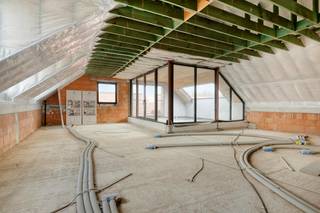 Op zoek naar een uitzonderlijk vastgoedproject dat u volledig naar eigen hand kunt zetten? In de charmante dorpskern van Sint-Martens-Bodegem, vlak aan de kerk, vindt u deze indrukwekkende casco loft van 237 m². Dankzij de casco oplevering geniet u van totale architecturale vrijheid om uw droominterieur te realiseren.<br /><br />Flexibele indeling naar wens<br />De enorme ruimte en de slimme architectuur bieden tal van indelingsmogelijkheden:<br /><br />Exclusieve loft: Voor liefhebbers van een open, monumentaal ruimtegevoel.<br /><br />Gezinsappartement: Vlot in te richten als een ruim appartement met tot wel 5 slaapkamers.<br /><br />Kangoeroewoning: Ideaal voor solidaire projecten, zorgwonen of co-housing.<br /><br />Bovendien beschikt de loft over een royaal, aansluitend terras van 26 m² waar het heerlijk vertoeven is met zicht op de omgeving.<br /><br />Extreem energiezuinig: E-peil 18<br />Dit project is gebouwd met het oog op de toekomst. Met een uitzonderlijk E-peil van 18 geniet u niet alleen van een minimale energiefactuur, maar ook van een uniek fiscaal voordeel: de eerste 5 jaar bent u namelijk volledig vrijgesteld van onroerende voorheffing!<br /><br />De troeven op een rij:<br />Oppervlakte: 237 m² bewoonbaar + 26 m² terras<br /><br />Fiscaal voordeel: 5 jaar lang 0% onroerende voorheffing dankzij E-peil 18<br /><br />Toplocatie: Gelegen in de sfeervolle dorpskern aan de kerk van Sint-Martens-Bodegem<br /><br />Grijp deze unieke kans om uw stempel te drukken op een premium vastgoedobject. Neem vandaag nog contact op voor meer informatie of een bezoek ter plaatse!<br /><br />Bestuursmaatregelen in het maatregelenregister: nee