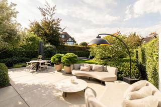 Exclusieve koppelvilla met verfijnde afwerking op topligging in het ZouteIn een van de meest gegeerde lanen van het Zoute, op wandelafstand van het...