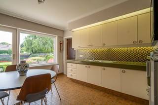 Op een perceel van 767m² staat deze open bebouwing met maar liefst 4 slaapkamers te koop. De woning is gelegen in een rustige, residentiële wijk...