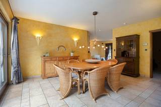 BEZOEK AANVRAGEN ENKEL MOGELIJK VIA VOLGENDE LINK: <br />https://verlinden.mijnhuurprofiel.be/property/188ffb41-bf74-4a9e-a432-dc950a33462a<br /><br />Deze ruime gezinswoning met 4 slaapkamers is Balen met een vlotte verbinding naar het centrum en de omliggende gemeenten. Achter de woning is een natuurgebied gelegen waar veel wandelmogelijkheden te vinden zijn.<br /><br />Via de inkomhal met gastentoilet kom je in de leefruimte, deze is opgedeeld in een eet- en zithoek met aansluitend een bureauruimte. De keuken is voorzien van een koelkast, oven, microgolfoven, vaatwasser, kookplaat, dubbel spoeltafel en voldoende opbergruimte. Ook is hier ruimte op een eettafel te plaatsen. De wasplaats met uitgietbak en aansluiting voor de wasmachine geeft toegang tot de garage enerzijds en de tuin anderzijds. <br /><br />Op de verdieping vind je 4 slaapkamers en de badkamer terug, deze is uitgerust met een ligbad, douche en dubbele wastafel in meubel. <br /><br />De woning is volledig onderkelderd en biedt voldoende opbergruimte, deze is langs de achterkant ook toegankelijk waardoor ook de opslag van fietsen of tuingereedschap mogelijk is.<br /><br />Buiten is er een volledig omheinde tuin en zit je omgeven door het groen.<br /><br />Huurprijs: €1.300/maand | beschikbaarheid: onmiddellijk | EPC: 220 kWh/m² (label C)