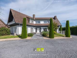 <strong>PRACHTIGE KARAKTERVOLLE KANTOORVILLA OP EEN PERCEEL VAN 34A94CA TE MAASEIK (NIEUWE VOORWAARDEN!)</strong><br /><br /><strong>TROEVEN</strong><br />- Toplocatie met uitstekende zichtbaarheid en bereikbaarheid.<br />- Instapklaar en representatief – ideaal als prestigieuze kantoorvilla of combinatie van wonen en werken.<br />- Riante bewoonbare oppervlakte verdeeld over drie niveaus: volgens EPC een bruikbare vloeroppervlakte van 544m².<br />- Veelzijdige indeling met meerdere kantoren, vergader- en polyvalente ruimtes.<br />- Luxe afwerking: marmeren vloeren, parketvloeren, inbouwkasten, dimbare inbouwspots en hoogwaardige materialen.<br />- Moderne keuken uitgerust met alle toestellen.<br />- Ruime leef- en werkruimtes met natuurlijke lichtinval en directe toegang tot terrassen en tuin.<br />- Drie slaapkamers en twee badkamers op de eerste verdieping, inclusief dressings.<br />- Ruime garage en magazijn/opslag (samen meer dan 100 m²) – ideaal voor professionelen of zelfstandigen.<br />- Meerdere terrassen en balkons met prachtig zicht op de aangelegde tuin.<br />- Buitenruimte met vijverpartij, terrassen, tuinhuis en automatische toegangspoort, volledig voorzien van beregeningssysteem.<br />- Technisch volledig uitgerust: vloerverwarming, airco, alarm, luidsprekers, beregening en domotica-elementen.<br /><br /><strong>VERDIEPING -1 (180m²)</strong>: 2 kantoren/polyvalente ruimtes, keuken, technische ruimte, toilet, garage, opslagruimte/magazijn, CV-ruimte. <br /><strong>GELIJKVLOERS (160m²)</strong>: inkomhal, hal, gastentoilet, bureau, keuken, bijkeuken, eetplaats, leefruimte. <br /><strong>VERDIEPING +1 (120m²)</strong>: overloop 2 badkamers, 3 slaapkamers, dressing, 3 balkons. <br /><br /><strong>EXTERIEUR</strong><br />- Bekiezelde oprit.<br />- Automatische toegangspoort.<br />- Apart zij-ingang kantoor.<br />- Terras linkerzijde woning (6,40m x 5,40m = 34,56m²): terrastegels.<br />- Terras achterzijde woning (3,70m x 8,00m = 29,60m²): buitenhaard, blauwe steen.<br />- Vijverpartij (3,00m x 9,00m = 27,00m²): filterinstallatie.<br />- Terras (9,00m x 4,00m = 36,00m²): spots.<br />- Tuinhuis (3,00m x 3,00m = 9,00m²) met 2 terrasoverkappingen.<br />- Terras aan tuinhuis (8,00m x 8,00m = 64,00m²): beklinkerd.<br />- Prachtig aangelegde tuin met druppel- en beregeningssysteem.<br /><br />Bekijkt u deze advertentie via een aanverwante vastgoedsite, surf dan zeker naar onze website www.N78vastgoed.be voor een uitgebreide beschrijving en foto's. Meer info: +32 (0)89 86 18 88 of info@N78vastgoed.be.