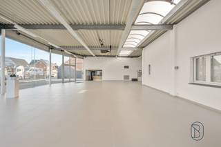 Deze uitstekend onderhouden showroom met visibiliteit, biedt tal van mogelijkheden. Commercieel gelegen hoek met enorm veel potentieel...