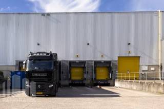 Centrally located logistics building consisting of 9,376 m² of warehouse space and 476 m² of office space for rent next to the E19, 21 km from Brussels and 22 km from Antwerp. Also 15 km from the Willebroek inland shipping terminal.<br /><br />The warehouse has a clear height of 10 m and is equipped with 10 loading docks, an ESFR sprinkler system, 50 kN/m² floor capacity, LED lighting system with motion detection, 12 EV charging points, etc. The building is part of the ‘Mechelen Logistics Centre’ logistics site, which consists of warehouse and distribution space ranging from 10,000 to 50,000 m².<br /><br />Available immediately. 40 private parking spaces available.<br /><br />Contact PANORAMA B2B for additional information, plans, or a no-obligation site visit at 03 225 03 03.