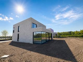 Op een perceel van 652m² staat deze unieke nieuwbouwvilla met een bewoonbare oppervlakte van 266m², de strakke architectuur valt meteen op. Tijdens het ontwerp werd er bijzonder veel aandacht besteed aan de energiezuinigheid (E 18 - label A). Een absoluut pluspunt van deze woning is dat u deze nog volledig kan afwerken naar eigen smaak. U heeft de volledige vrijheid waarbij u zélf de keuken of badkamer van uw dromen kiest. We betreden de villa via de centrale inkomhal met een gastentoilet en open trap. Het absolute hart van de woning is de uitzonderlijke ruime en lichtrijke leefruimte (95m²!!!) waar keuken, eetplaats en zithoek naadloos in elkaar overvloeien. Via deze riante leefruimte heeft u een open zicht op de achterliggende natuur. Dankzij de slimme indeling van de leefruimte is er bovendien nog ruimte voor een open of aparte bureauruimte. Verder beschikt het gelijkvloers over een praktische wasplaats en een technische ruimte. Op de eerste verdieping zijn er vier volwaardige slaapkamers en twee badkamers. Het absolute paradepaardje is de mastersuite: een combinatie van een slaapkamer, dressing en een eigen badkamer. Hier ervaart u het hotelgevoel in eigen huis! Bij deze villa werd rekening gehouden met de laatste nieuwe technieken zoals: vloerverwarming, warmtepomp, ventilatie, regenput, 14 zonnepanelen,.... De strakke look van de gevel in combinatie met de zwarte aluminium ramen en deuren maken het plaatje compleet. Bovendien is er de mogelijkheid om een carport te plaatsen. <br /><br />Deze villa staat klaar om verder afgewerkt te worden naar uw eigen smaak en stijl.<br />Contacteer ons voor een bezoek, en leg de laatste hand aan uw bouwdroom!<br /><br />Interesse? Bel of mail Jasper 0479/27.71.92 - jasper@immopottelberg.be