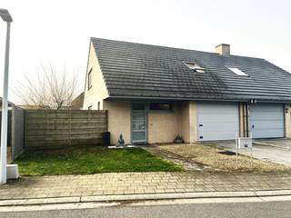 <strong>BEZOEKMOMENT OP 4 april tussen 10 uur en 12 uur en op woensdag 8 april tussen 16u30 en 18 uur.<br />INSCHRIJVEN VERPLICHT, online aanvraag indienen aub.</strong><br />Deze woning (half open bebouwing) is gelegen in een rustige verkaveling, in een doodlopende straat en biedt een aangename woonomgeving met alle comfort voor het dagelijkse leven.<br />Bij het betreden van de woning kom je binnen via de inkomhal met apart gastentoilet. De gelijkvloerse verdieping beschikt over een gezellige leefruimte, een eetkamer en een ruime, functionele keuken met voldoende plaats om comfortabel te koken en te leven. Aansluitend bevindt zich de berging met aansluitend de garage, wat extra gemak en bergruimte biedt.<br />Via de trap bereik je de nachthal, die toegang geeft tot drie volwaardige slaapkamers en een badkamer uitgerust met een douche, ligbad en dubbele lavabo – ideaal voor gezinnen of koppels die graag wat ruimte hebben. Bovendien is er ook op de eerste verdieping een apart toilet.<br />Zuidgerichte tuin aanwezig !<br />Dankzij de rustige ligging en de praktische indeling is deze woning een ideale thuis voor wie comfortabel en aangenaam wil wonen.