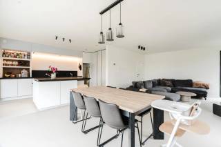 Ben jij op zoek naar een instapklare woning met 4 slaapkamers en een grote tuin in een rustige straat vlakbij het landelijke Mullem en het centrum van Oudenaarde? Gevonden!<br /><br />De rustige maar toch vlot bereikbare ligging, de hoogwaardige afwerking, de camera's en het alarm, de grote tuin, het energiezuinige karakter en de praktische koelcel zijn maar enkele van de vele troeven die we hier terugvinden!<br /><br />INDELING:<br /><br />GLV: Je kan de woning binnenkomen via de voordeur of via de handige (fiets)berging vooraan. Van hieruit kom je terecht in de inkomhal met gastentoilet. Vervolgens kom je in de mooie en lichtrijke open leefruimte die naadloos overloopt in de prachtig afgewerkte keuken. Een bijzondere extra troef is de praktische koelcel, ideaal voor wie graag wat extra voorraad in huis heeft. Verder beschikt het gelijkvloers nog over een handige berging.<br /><br />1eV: Op het eerste verdiep kom je boven in de ruime nachthal. Van hieruit heb je toegang tot drie slaapkamers, een apart toilet, een praktische bergruimte en de ruime badkamer. Deze is uitgerust met een inloopdouche, ligbad en een mooi badkamermeubel.<br /><br />2eV: Op het tweede verdiep bevindt zich de grote vierde slaapkamer. Deze ruimte biedt bovendien heel wat mogelijkheden en kan eveneens gebruikt worden als hobbyruimte, bureau of extra bergruimte.<br /><br />TUIN: Achter de woning bevindt zich een grote tuin waar je in alle rust kan genieten van de buitenruimte.<br /><br />Lijkt deze instapklare woning wel iets voor jou? Aarzel dan zeker niet en contacteer ons vandaag nog om een bezoek in te plannen!