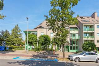 <p><span>OPEN DEUR ZATERDAG 26/09. Dit lichtrijke en gemeubeld appartement nabij Gasthuisberg is vrij te bezoeken op zaterdag 26 september tussen 11u00 en 12u00. </span></p><p><span>U bent van harte welkom! </span></p><p><span> </span></p><p><span>Op wandelafstand van Gasthuisberg, het historisch centrum van Leuven en vlakbij alle belangrijke invalswegen, zijn wij verheugd dit lichtrijk en gemeubeld appartement met 2 slpks te huur aan te bieden. Dit hoekappartement op een topligging is gesitueerd op de eerste verdieping van de welonderhouden residentie, genaamd “Zonnelucht” met als bouwjaar 1986.<br />Het energiezuinig appartement met een bewoonbare oppervlakte van 102 m² omvat een inkomhal met inbouw vestiairekasten, een gastentoilet, een berging, 2 volwaardige slaapkamers en een uitgeruste badkamer met ligbad. Verder is er ook nog een ruime leefruimte met eethoek en ingerichte keuken uitgevend op een terras van maar liefst 10 m². </span><span>Dit lichtrijk appartement beschikt eveneens nog over een individuele praktische bergkelder. </span></p><p><span> </span></p><p><span>De huurprijs bedraagt 1.250,00 euro, maandelijkse lasten bedragen 90,00 euro (inclusief onderhoud gemene delen), de nutsvoorzieningen zijn apart af te sluiten en het appartement is beschikbaar vanaf 1 november 2026.</span></p><p><span> </span></p>