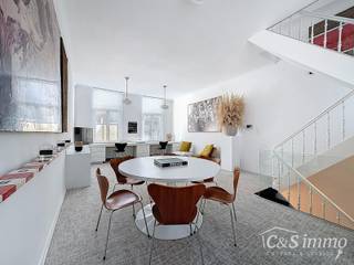 <p>Op een uitstekende ligging, vlak bij het Justitiepaleis op het Antwerpse Zuid en toch in alle rust, bevindt zich dit elegante duplexappartement. Het appartement maakt deel uit van een kleinschalig gebouw met slechts twee wooneenheden en strekt zich uit over de bovenste twee verdiepingen. Via de inkomhal bereikt u het tussenverdiep, waar de moderne, volledig ingerichte keuken zich bevindt, evenals een apart gastentoilet. Op de eerste verdieping vindt u een ruime en lichtrijke leefruimte van ca. 41 m², gekenmerkt door hoge plafonds en ingedeeld in een gezellige zit- en eetkamer met maatwerk. De grote ramen met dubbele beglazing zorgen voor een overvloed aan natuurlijk licht.De bovenste verdieping herbergt een comfortabele slaapkamer van ca. 17 m² met ingebouwde kasten en een stijlvolle, ruime badkamer. Deze strakke badkamer is uitgerust met een dubbel lavabomeubel, een inloopdouche en een toilet. Tot slot biedt een uittrektrap toegang tot de afgewerkte zolder. Het appartement beschikt over een privatieve gasverwarming en airconditioning. Ruime privatieve kelderberging.</p>