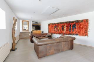 <p>Op zoek naar een veelzijdige investering of een eigendom waar wonen en werken perfect gecombineerd kunnen worden? Dan is dit uitzonderlijke handelspand met woonst aan de Jules Moretuslei absoluut een bezoek waard. Het pand bevindt zich op een commerciële locatie in het centrum van Wilrijk, met een uitstekende bereikbaarheid en een constante passage van potentiële klanten.</p><p><br /></p><p>Het gebouw werd doorheen de jaren gerenoveerd en verkeert in goede staat. Met een perceeloppervlakte van maar liefst 1.056 m² biedt deze eigendom tal van mogelijkheden voor ondernemers, investeerders of vrije beroepers. De handelsruimte op het gelijkvloers beschikt over een indrukwekkende oppervlakte van circa 404 m², aangevuld met extra ruimtes, een kelder en een ruime bovengelegen woongelegenheid.</p><p><br /></p><p>De woning beschikt verder over vier slaapkamers, een badkamer, twee mansardekamers en een zolder, waardoor ruimte hier absoluut geen probleem vormt. Daarnaast zijn er twee praktische kelders aanwezig die extra opslagmogelijkheden bieden. </p><p><br /></p><p>Achteraan geniet u van een uitzonderlijk ruime, zuidgerichte tuin op een perceel van maar liefst 1.056 m². Dankzij de combinatie van een commerciële ruimte, een royale woonst en een uitstekende ligging biedt dit pand tal van mogelijkheden voor eigen gebruik of als investering.</p>