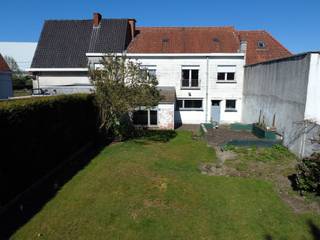 PROPRIÉTÉ RÉSIDENTIELLE À WAREGEM AVEC POTENTIEL DE DÉVELOPPEMENT Cette propriété intéressante à Waregem offre une opportunité unique pour les...