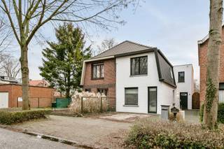Deze moderne woning geniet volgende indeling:
Inkom met praktische zijingang naar de tuin, ideaal voor vestiaire en fietsenberging.
Een volledig geïnstalleerde leef keuken met eiland, berging en aansluitend een eetplaats met grote raampartijen naar de tuin.
Apart toilet en technische ruimte.
Een zeer aangenaam leefgedeelte met veel lichtinval en een afgesloten berging.
Op de bovenverdieping bevinden zich drie ruime slaapkamers, waarvan de grootste met ingemaakte dressing en een badkamer met ligbad/douche en lavabomeubel.
In de tuin geniet je van veel zon op het terras en de gezellige lounge achteraan in de tuin.
De woning is rustig gelegen maar toch in de directe omgeving van het centrum, winkels, scholen, openbaar vervoer en park van Brasschaat.