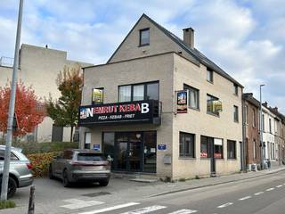 Op een zucht van Leuven en op wandelafstand van scholen, openbaar vervoer, Naamsesteenweg, winkels etc. treft u dit energetisch gebouw uit 2008 bestaande uit een handelspand met appartement. <br />Het handelspand bevindt zich op de gelijkvloerse verdieping. Het omvat een zeer lichtrijke handelsruimte met keuken, volledige onderkeldering en toiletten. Elektriciteit conform - EPC - label B en asbestvrij!<br />Voor de zaak zijn er tevens autostaanplaatsen. <br />Het appartement bestaat op de 1ste verdieping uit een badkamer met dubbele wastafel, bad, toilet en aansluiting wasmachine, woon-en eetkamer, keuken met ontbijthoek en een slaapkamer. Op de 2de verdieping schuilen 2 slaapkamers, een 2de keuken met ontbijthoek en een 2de badkamer met wastafel, toilet en douche. Buiten is er een ruim dakterras waar u een prachtig zicht heeft. Op de 3de verdieping bevindt zich een bureauruimte en een 4de slaapkamer. <br />Ook in het appartement is de elektriciteit conform, heeft u een EPC-label B en is het asbestvrij. <br />Zowel in het handelspand als in het appartement is de centrale verwarming op aardgas. <br />Momenteel worden zowel het appartement als het handelspand verhuurd. Hierdoor kan u rekenen op een mooi maandelijks rendement van € 3.250,00.