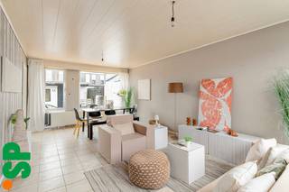 In de rustige doodlopende straat De Korenbloem bevindt zich deze ruime gezinswoning met 136 m² bewoonbare oppervlakte. <br /><br />Ondanks de rustige, gezinsvriendelijke ligging bevinden bakker, supermarkt, apotheek en basisschool zich in de nabije omgeving. Op enkele minuten bereik je mooie wandel- en fietsroutes, zoals de Eindhoutberg. Wonen op 5 minuten van de E313 zorgt voor een snelle verbinding naar Antwerpen, Hasselt en Genk. Ideaal voor pendelaars die toch rustig willen wonen.<br /><br />Structureel biedt deze woning een solide basis. Belangrijke technische investeringen zijn al gebeurd. Dit geeft u de vrijheid om u direct te focussen op de esthetische afwerking en inrichting:<br />• Energiezuinig fundament: De voor- en achtergevels zijn reeds geïsoleerd en er is een recente condenserende verwarmingsketel geplaatst.<br />• Gunstig EPC: Met een label C <br />• Zorgeloos keuringsverslag: De elektriciteit is volledig conform en de woning is asbestveilig verklaard.<br /><br />De ruime woning heeft 3 volwaardige slaapkamers, dit biedt tal van mogelijkheden voor kinderen, een hobbykamer of een rustige thuiswerkplek.<br />Buiten geniet u van een gezellige tuin met tuinberging. Dankzij de achterliggende toegang (servitude) is de tuin ook via de achterzijde perfect bereikbaar voor fietsen.<br />Parkeren kan in de inpandige garage en er is ook extra parkeermogelijkheid voor de deur. <br />Het zeer lage kadastraal inkomen van 490€ vormt financieel een mooi voordeel op lange termijn.<br /><br />Belangrijkste troeven:<br />• Geïsoleerde voor- en achtergevel<br />• Centrale verwarming met recente condenserende verwarmingsketel <br />• EPC-label C <br />• Inpandige garage en gratis parkeergelegenheid voor de deur<br />• Gezellige tuin met tuinberging<br />• Laag KI: €490<br />• Conforme elektrische keuring<br />• Asbestveilig<br />• Achterliggende servitude/toegang<br /><br />Voor meer informatie of een bezoek ter plaatse:<br />📞 014 59 10 20<br />📧 jill@immosp.be<br />Benieuwd naar de waarde van uw eigen woning? Vraag vrijblijvend een gratis verkoopanalyse aan – wij helpen u graag verder!