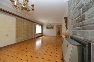 Welkom in deze woning, waar u binnenkomt in een praktische inkomhal. Vanaf hier heeft u direct toegang tot de riante, open leefruimte aan...