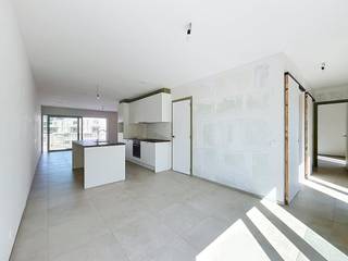 Project Kolenkaai staat voor ruim wonen in alle comfort en stijl. De kwalitatieve en hedendaagse afwerking met oog voor detail zie je én voel je elke dag. Voor Kolenkaai werd een Energy Service Company (ESCO) opgericht. Daarmee passen we innovatieve en duurzame hernieuwbare-energietechnieken toe. Zo worden de gebouwen verwarmd en passief gekoeld met warmtepompen die hun energie onder andere uit een BEO-veld halen.  <br /><br />Het appartement bevindt zich op de tweede verdieping en geniet van een aangename lichtinval. De leefruimte met een tegelvloer sluit aan op de open keuken met kookeiland, die is uitgerust met een keramische kookplaat, combi-oven, koelkast met diepvriesvak en vaatwasser. Vanuit de leefruimte heeft u toegang tot het terras, waar u in alle rust kunt genieten van de binnentuin. Bovendien worden schilderwerken door de eigenaar voorzien en wordt het appartement dus instap-klaar afgeleverd voor de toekomstige huurder!<br /><br />Verder beschikt het appartement over een slaapkamer, een praktische berging met aansluiting voor een wasmachine, een extra berging die kan gebruikt worden als bureau of dressing, een badkamer met douche en een afzonderlijk gastentoilet.<br /><br />Indeling:<br />- Inkomhal<br />- Lichtrijke Woonkamer<br />- Open keuken met eiland<br />- 1 Slaapkamer<br />- Badkamer met inloopdouche<br />- Apart toilet<br />- Extra afgesloten ruimte voor dressing of bureau<br />- Ruim terras (13 m²)<br />- Ruime ondergrondse staanplaats met aansluiting laadpaal<br />- Private kelderberging in de ondergrondse garage<br />- Gemeenschappelijke afgesloten fietsberging<br /><br />Algemeen:<br />- Huurprijs: € 1.070,00 <br />- Provisie: € 100,00 (verbruik: warm water + verwarming) + € 75,00 gemeenschappelijke delen<br />- Appartement wordt volledig geschilderd door de eigenaar, lichtarmaturen  en gordijnrails worden voorzien door de eigenaar.<br />- Onmiddellijk beschikbaar<br /><br />De snelste manier om een bezoek te brengen aan dit pand? Vraag je bezoek aan via de roze knop op onze website (www.dewaele.com) en je wordt gecontacteerd door onze verhuurexpert Steffi.<br /><br />Telefonisch kunnen er geen afspraken gemaakt worden. Bij andere vragen kun je ons telefonisch contacteren via 050 444 999.<br /><br />Deze AI-visualisaties zijn bedoeld als inspiratie. Er werd geen rekening gehouden met technische specificaties, stedenbouwkundige voorschriften of de concrete mogelijkheden tot realisatie.