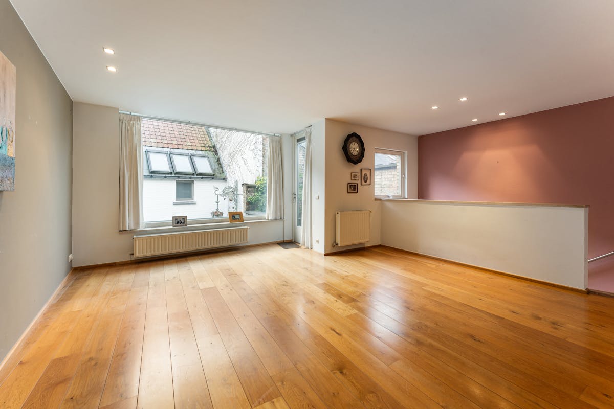 Ruime woning met handelsgelijkvloers en appartement in het centrum van Veurne. - foto 2