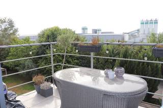 Prachtig, ruim en volledig instapklaar duplex appartement op 2de & 3de verdieping (GEEN LIFT AANWEZIG) bestaande uit: 2eV: een inkomhall, een apart toilet, een ruime woonkamer, een berging, een open ingerichte keuken, een extra berging en een zonneterras; 3eV: een hall, een badkamer met toilet, 2 slaapkamers en een bureau of kleine 3e slaapkamer. Een afgesloten garage voor 1 wagen (uiterst links op de binnenkoer) is mee inbegrepen in de huurprijs! <br /><br />TOPLIGGING in het centrum van Niel aan het pleintje, op wandelafstand van verschillende winkels, scholen en het openbaar vervoer. Dit appartement heeft een zeer goed EPC = Label B. Er werd recent een nieuwe condensatieketel geplaatst. <br /><br />3 maanden huurwaarborg. De gemeenschappelijke kosten bedragen € 50/maand. Het appartement is beschikbaar vanaf 8/1/2027.<br />Heeft u interesse in dit mooie appartement? 📞 Contacteer ons via 03 459 99 99 of info@leximmo.be voor een bezichtiging ter plaatse!